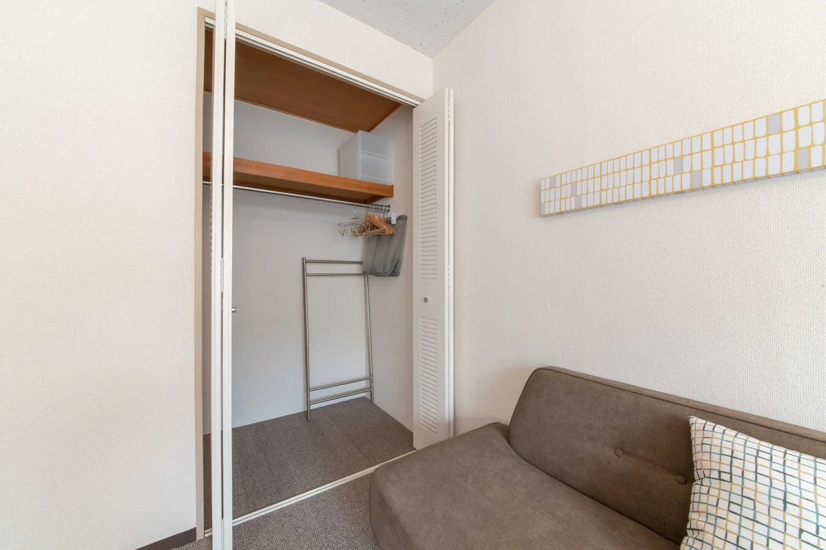 クローゼットには、ハンガー以外にもあったら嬉しい備品たちをご用意。