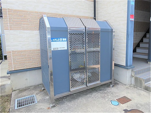 敷地内にゴミ庫が設置されておりゴミ捨てに便利です