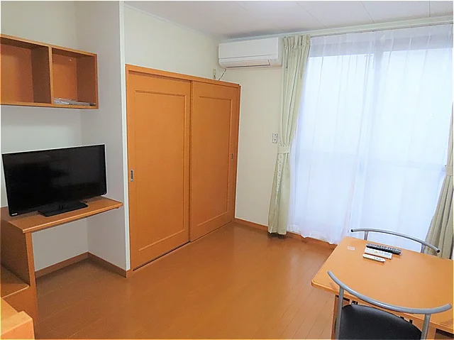 カーテンやテーブル、テレビも備え付けです