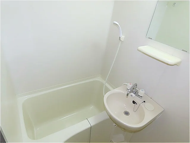 洗面台とユニット式のお風呂です