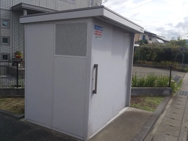 敷地内にゴミ庫が設置されておりゴミ捨てに便利です