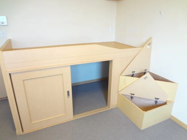 ベッド下は収納スペース