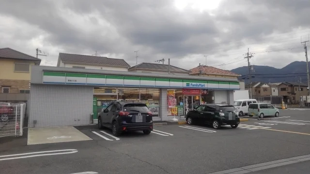 ファミリーマート葛城八川店様まで300m