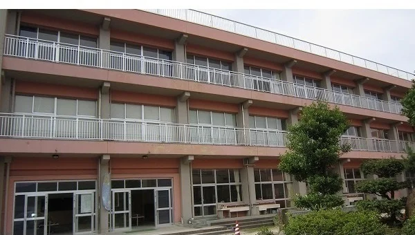 揖屋小学校まで1800m