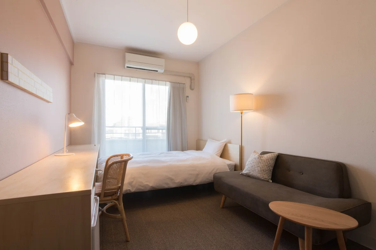 お部屋には高さ1.9mの大きな窓があり、空間を広く感じられます。