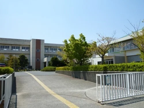 碧南中央小学校まで913m