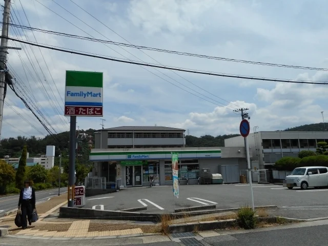 ファミリーマート三郷立野南店まで800m