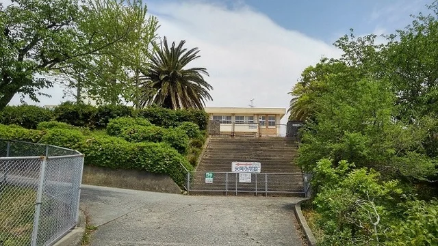 安岡小学校まで47m