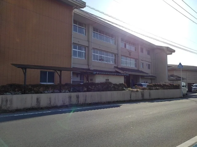 日隈小学校まで924m