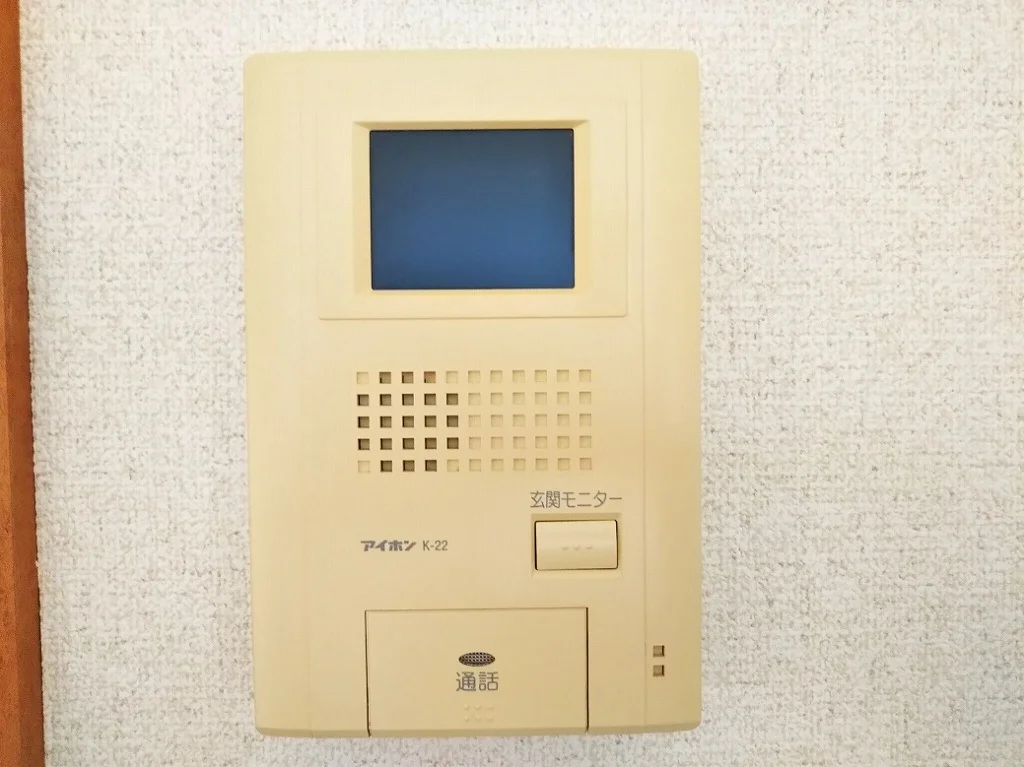 モニター付きインターホンで安心。同タイプの写真です。