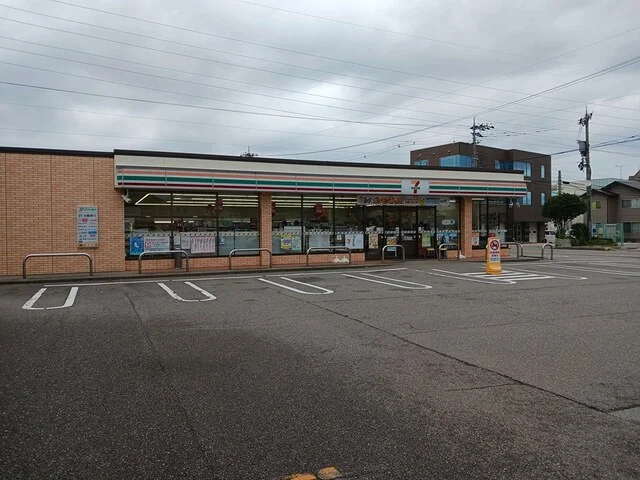 セブンイレブン野々市扇が丘店まで338m