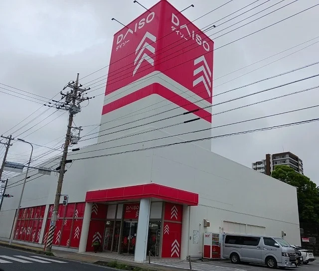 ダイソーコザ高校前店まで1100m