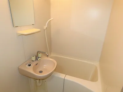 洗面台とユニット式のお風呂です