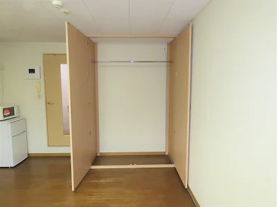 居間に大きい収納スペースがあります