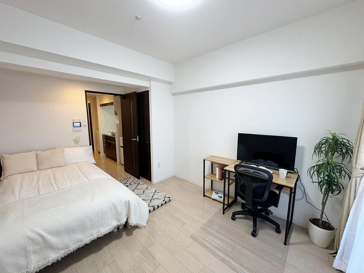 写真はお部屋のイメージです。ラグなどの室内装飾はございません。