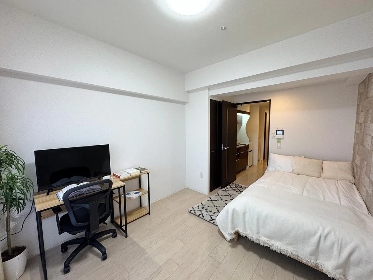 写真はお部屋のイメージです。ラグなどの室内装飾はございません。