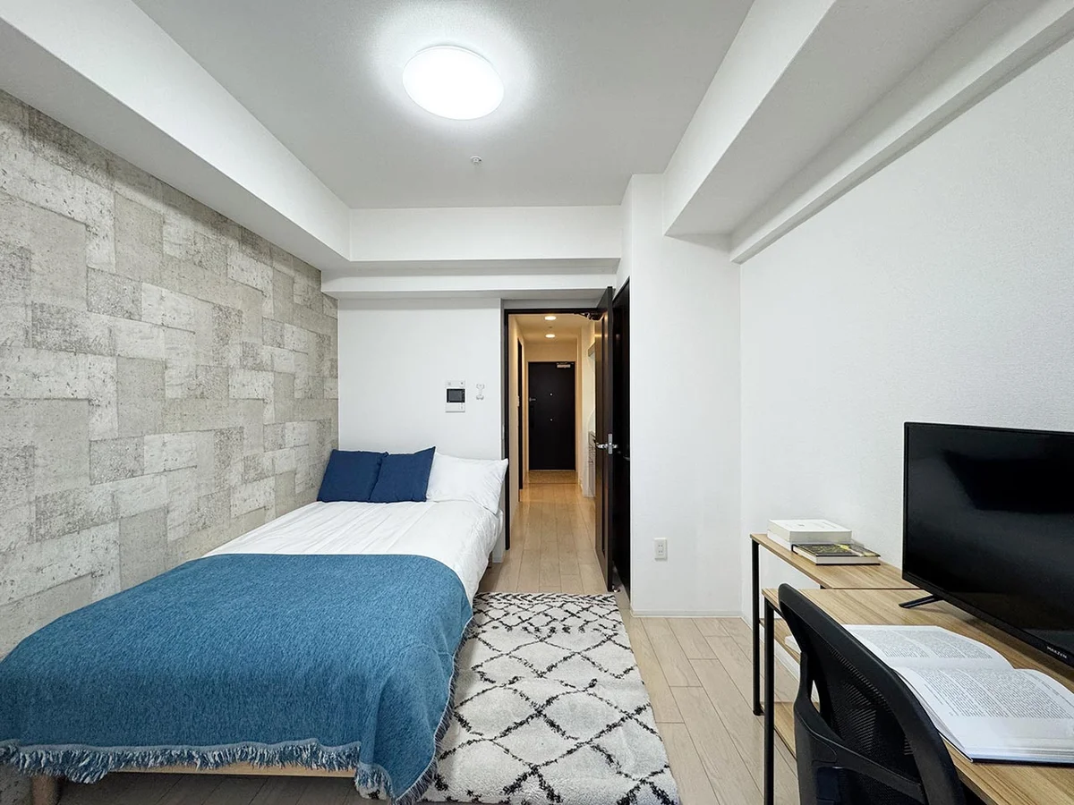 写真はお部屋のイメージです。ラグなどの室内装飾はございません。