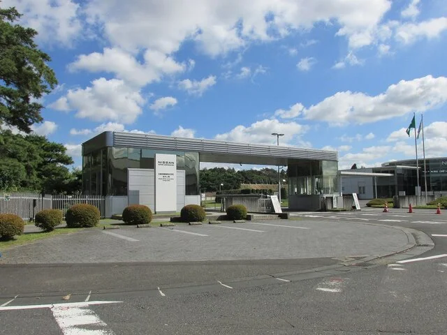 日産自動車まで1300m