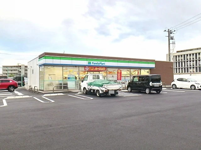 ファミリーマート　鶴崎店まで300m