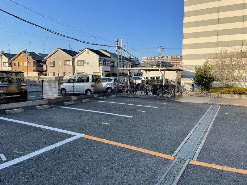 駐車場は別途料金が必要です。