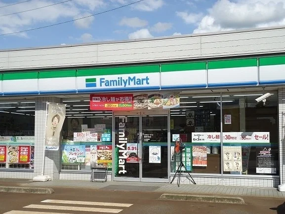 ファミリーマートまで610m