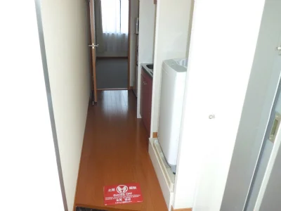 細長い通路の奥が居室です。