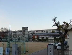手柄小学校まで1400m