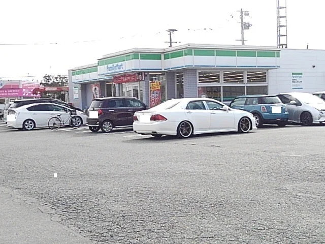 ファミリーマートまで820m