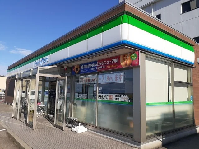 ファミリーマート魚津北鬼江西店まで800m
