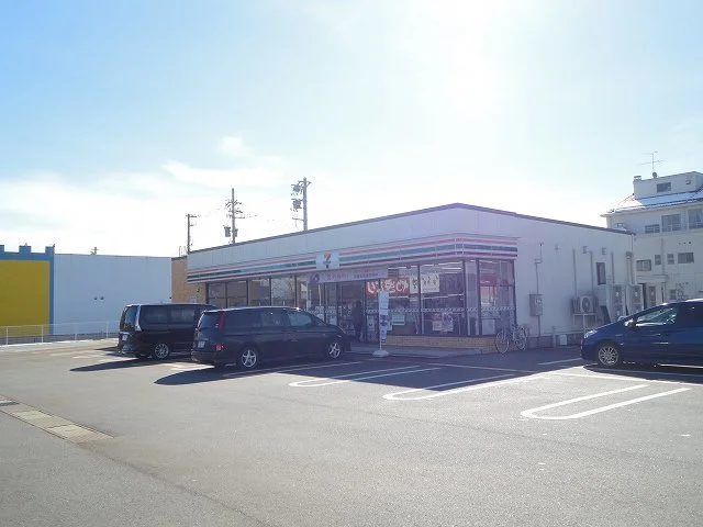 セブンイレブン射水ひばり元町店まで700m
