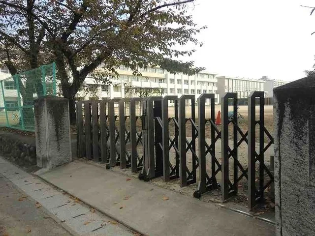 川島小学校まで1100m