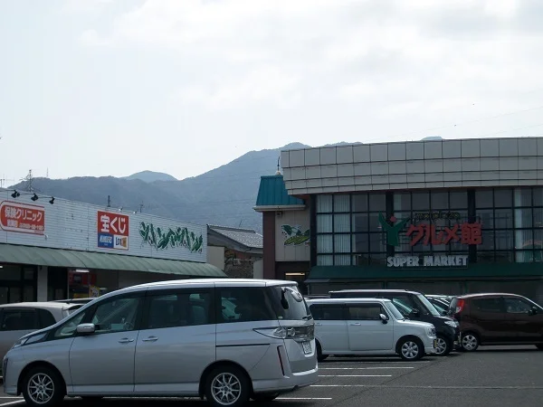 Ｙプラザグルメ館まで950m