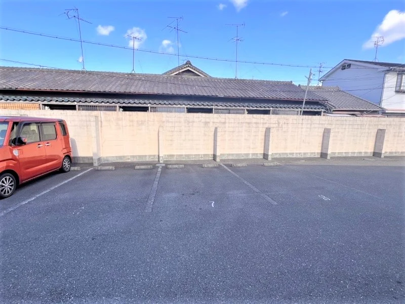 駐車場は別料金となります。