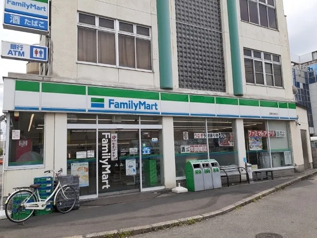 ファミリーマート 富野荘駅前店まで250m