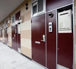 共用部分は清掃業者が清掃しております。