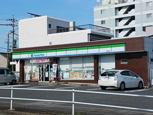 ファミリーマートまで750m