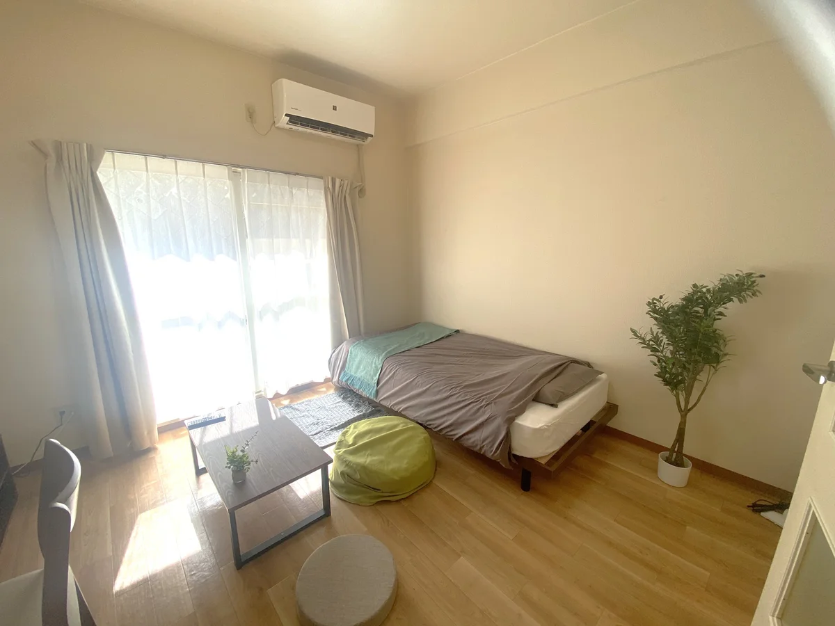 ✨暖かい雰囲気が魅力的な1K！家具家電付きで入居されたその日から自宅のようにくつろいでいただける空間となっております。収納スペースもございますので、ぜひご利用ください