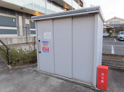 敷地内にゴミ庫が設置されておりゴミ捨てに便利です