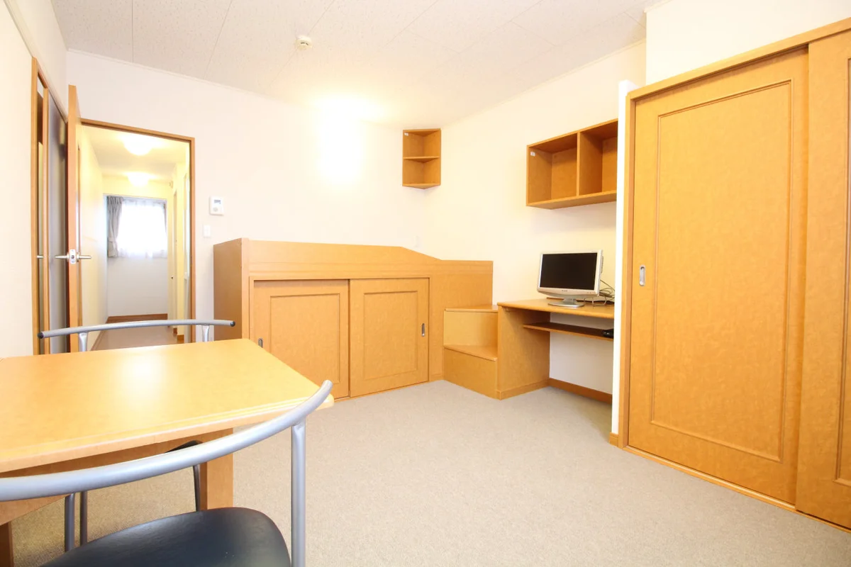 ベッド下や壁の造り付棚など、収納スペースが多いのが特徴♪