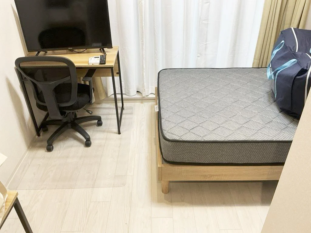 写真はお部屋のイメージです。ラグなどの室内装飾はございません。