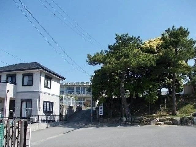 大塚小学校まで1300m