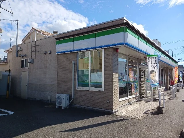 ファミリーマートまで590m