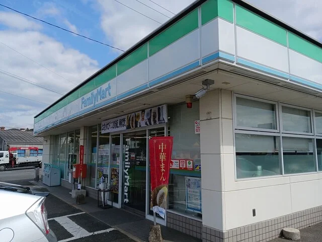 ファミリーマートまで1100m