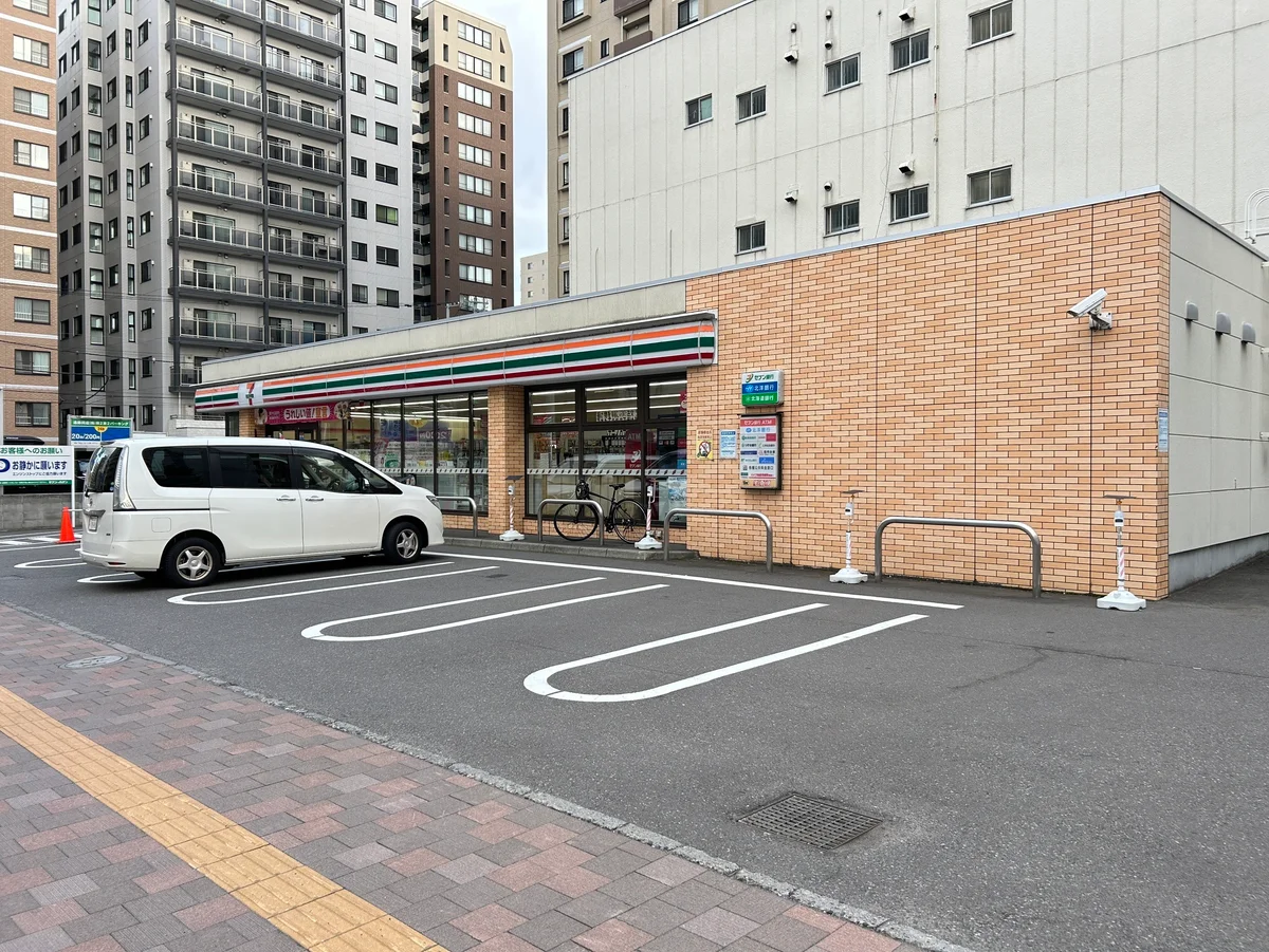 コンビニ「セブンイレブン札幌南2東2店」まで徒歩1分