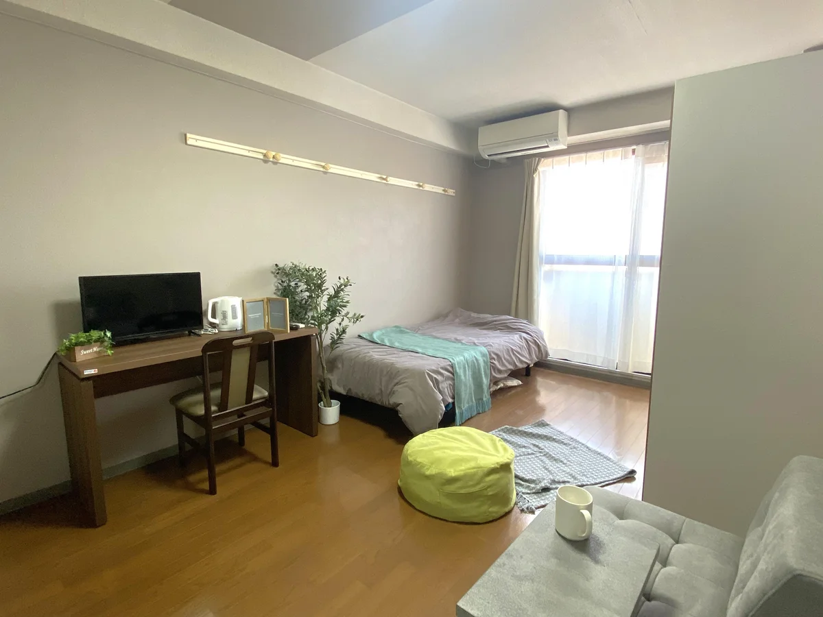 暖かい雰囲気が魅力的な1R✨家具家電付きで入居されたその日から自宅のようにくつろいでいただける空間となっております。収納スペースもございますので、ぜひご利用ください