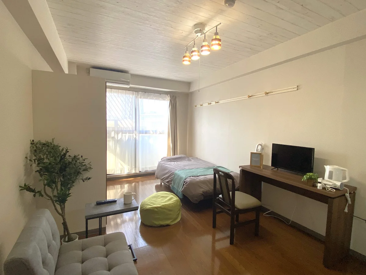 おしゃれな雰囲気が魅力的な1R✨家具家電付きで入居されたその日から自宅のようにくつろいでいただける空間となっております。収納スペースもございますので、ぜひご利用ください