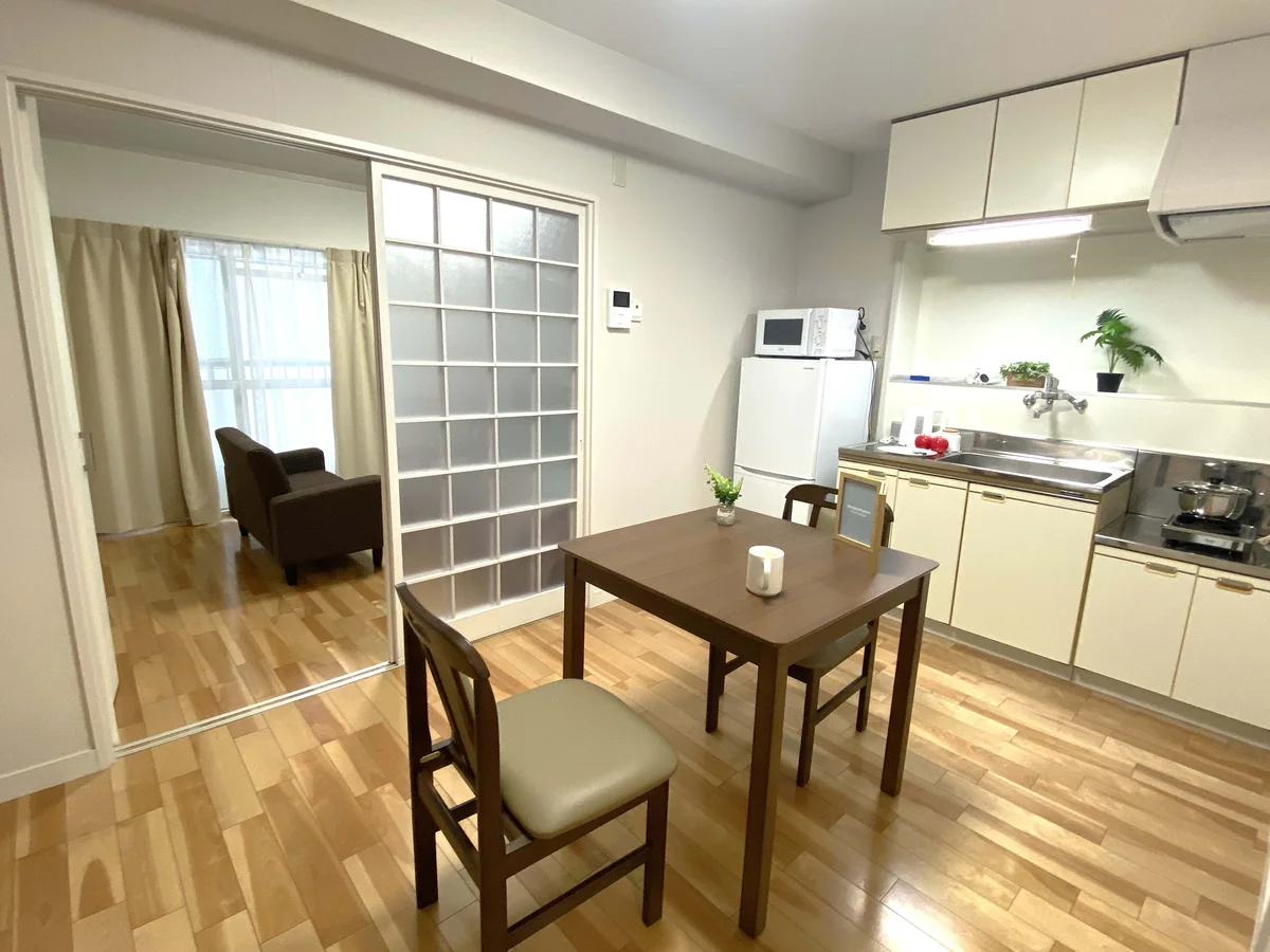 おしゃれな雰囲気が魅力的な広々１DK✨家具家電付きで入居されたその日から自宅のようにくつろいでいただける空間となっております。収納スペースもございますので、ぜひご利用ください