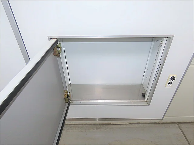 玄関扉に宅配ボックスあり