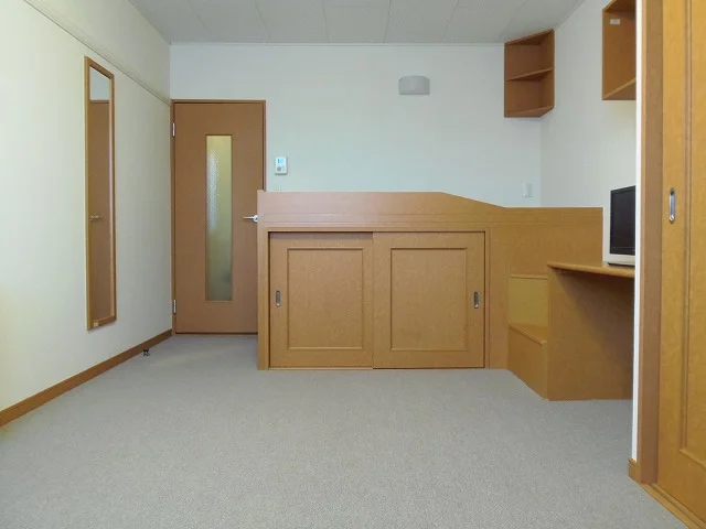 備え付けのテーブルは折りたたみ収納可能です