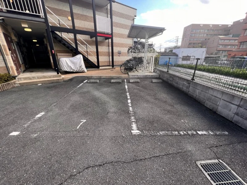 駐車場は別料金となります。